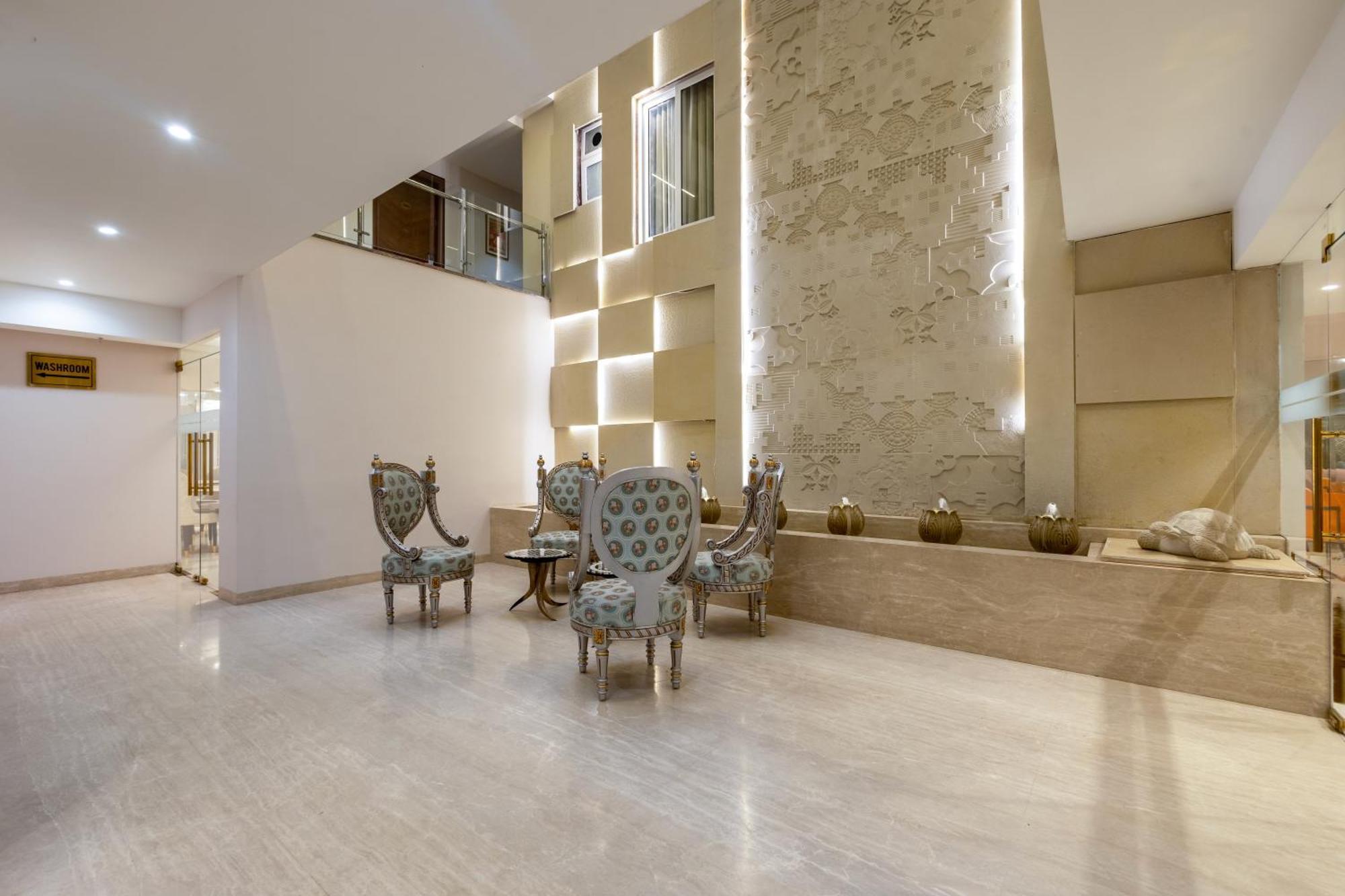 Hotel Ginger Palace Delhi Airport Нью-Дели Экстерьер фото