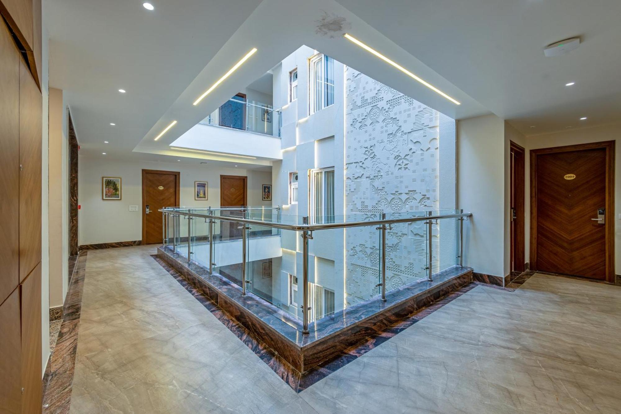 Hotel Ginger Palace Delhi Airport Нью-Дели Экстерьер фото